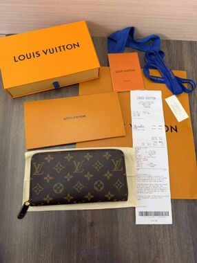 Louis Vuitton Poppy Zippy Wallet